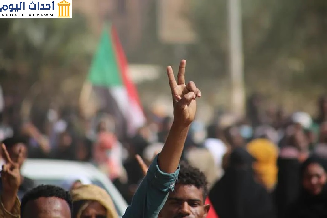 متظاهرون مؤيدون للديمقراطية يرفعون إشارة النصر بعدما نزلوا إلى الطرقات لإدانة استيلاء ضباط الجيش على السلطة، في الخرطوم، في 25 أكتوبر/تشرين الأول 2021