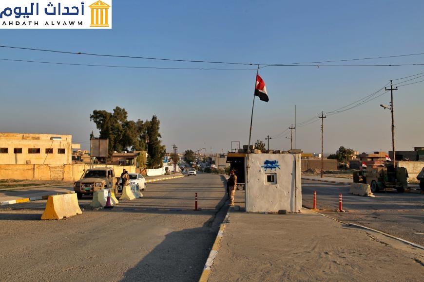 جنود عراقيون يحرسون نقطة تفتيش في نينوى، العراق