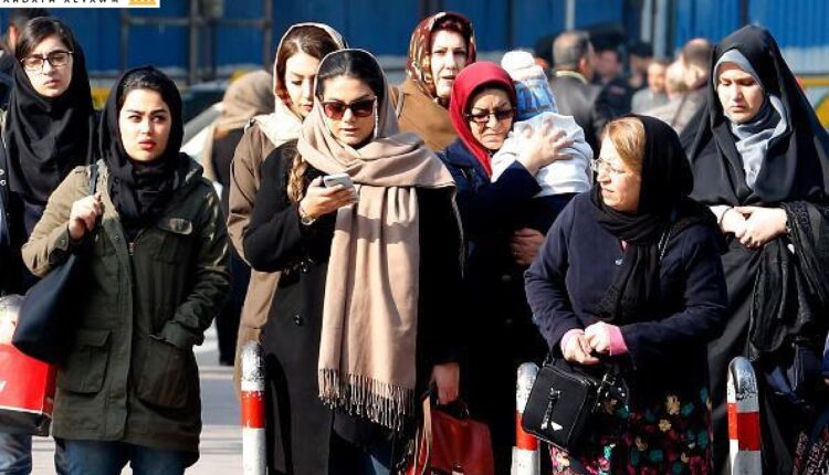 نساء إيرانيات يمشين في أحد شوارع العاصمة طهران
