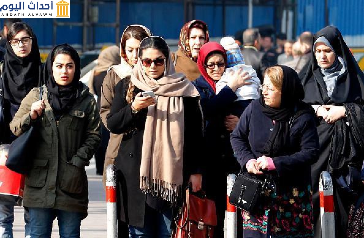 نساء إيرانيات يمشين في أحد شوارع العاصمة طهران