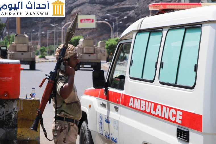 عنصر من المجلس الانتقالي الجنوبي الانفصالي يقف عند نقطة في مدينة عدن باليمن، في 2 تشرين الأول/ أكتوبر 2021. قُتلت مؤخراً الصحفية اليمنية رشا عبدالله الحرازي بعبوة ناسفة زرعت في سيارتها في عدن، وأُصيب زوجها بجراح في التفجير نفسه