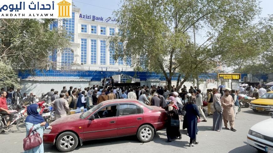 أفغانيين يحاولون سحب الأموال من أحد البنوك في كابول، حيث فقد الدخل ونقص السيولة من انعدام الأمن الغذائي الشديد