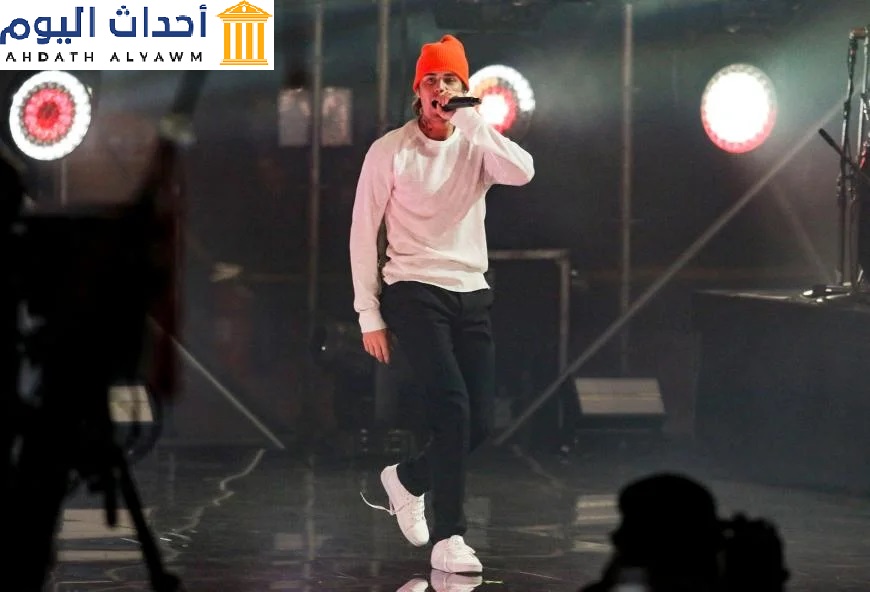 جاستن بيبر يؤدي عرضا خلال "تريلر فايت كلوب نايت" في استاد مرسيدس بنز في أتلانتا، جورجيا، الولايات المتحدة