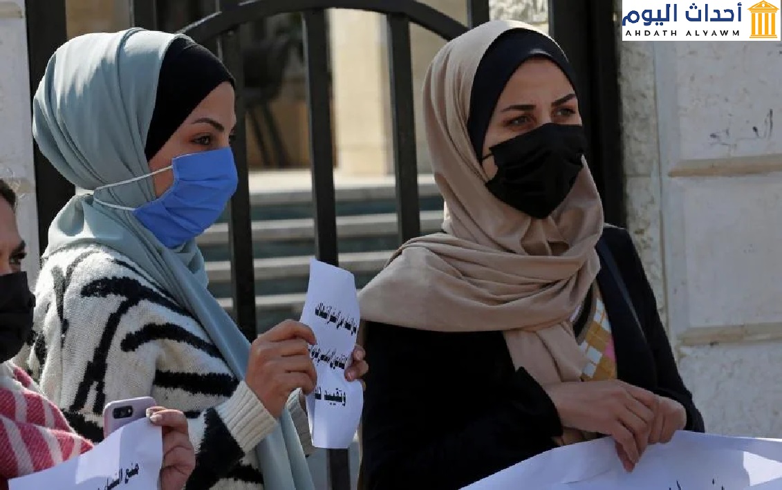 نساء يحملن لافتات خلال احتجاج ضد تعميم صادر عن "المجلس الأعلى للقضاء الشرعي" في غزة يمنع النساء من الحركة من غزة وإليها بدون إذن ولي الأمر، مدينة غزة
