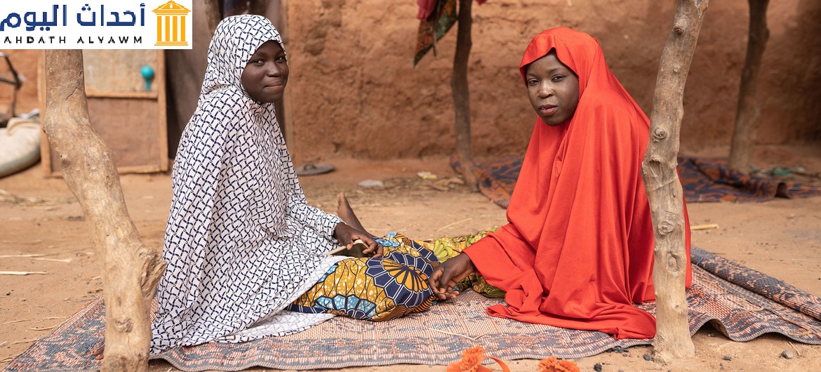 مريما (17 سنة) وإلى اليمين زنوبة (18 سنة) - هما جزء من حركة تشكلها فتيات صغيرات للاحتجاج على زواج الأطفال في النيجر