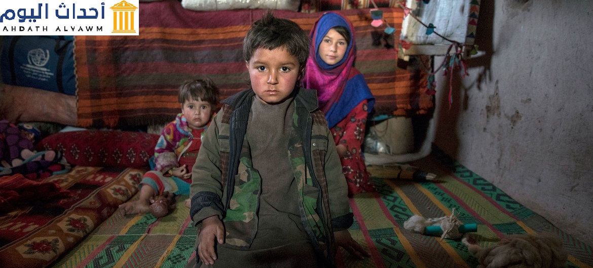 ثلاثة أشقاء يجلسون داخل منزلهم في مخيم للنازحين داخليا على مشارف مدينة هرات الغربية، أفغانستان