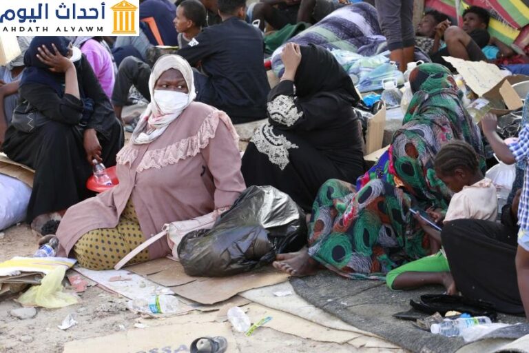 أكثر من ألفي طالب لجوء، ولاجئ، ومهاجر أفريقي يخيّمون في ظروف خطرة أمام مركز مغلق تابع لـ "الأمم المتحدة" منذ أوائل أكتوبر/تشرين الأول 2021