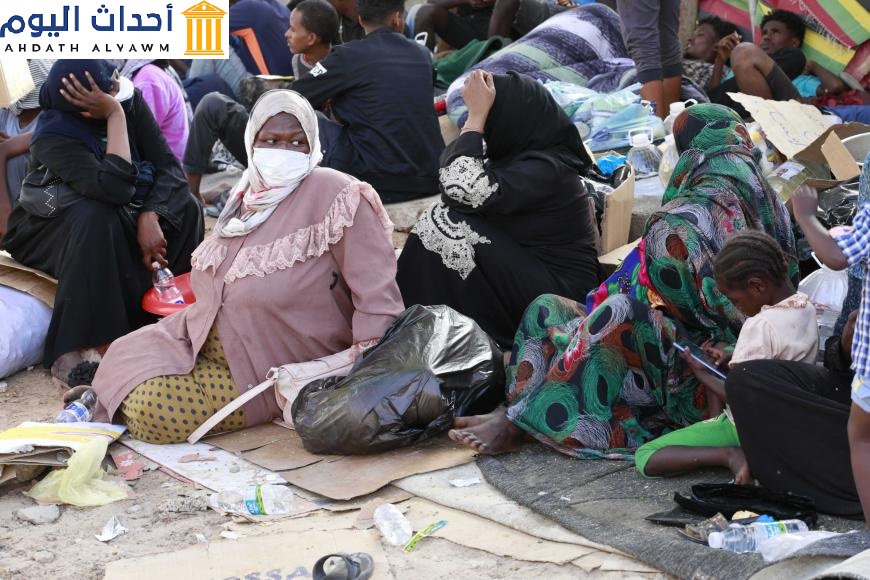 أكثر من ألفي طالب لجوء، ولاجئ، ومهاجر أفريقي يخيّمون في ظروف خطرة أمام مركز مغلق تابع لـ "الأمم المتحدة" منذ أوائل أكتوبر/تشرين الأول 2021