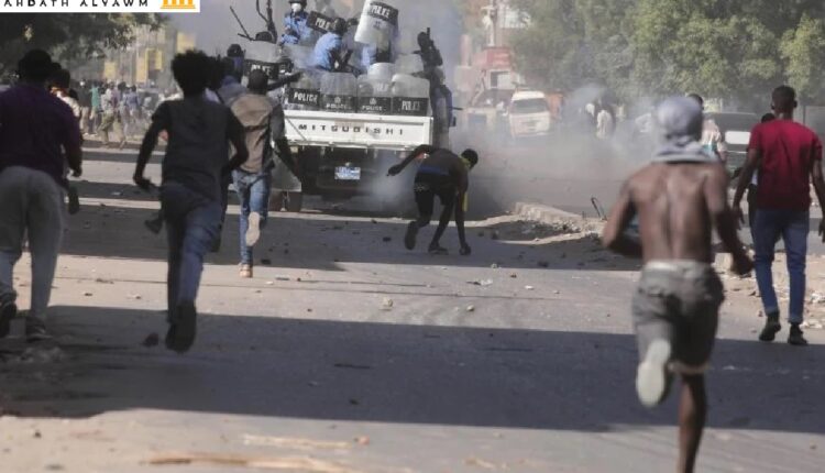 متظاهرون يشتبكون مع الشرطة في الخرطوم، السودان، خلال احتجاج ضد سيطرة الجيش على الحكومة الانتقالية