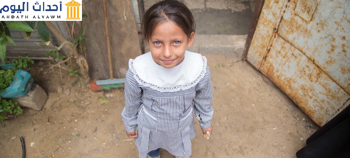 فتاة فلسطينية تقف أمام منزلها في مخيم خان يونس للاجئين الفلسطينيين في غزة