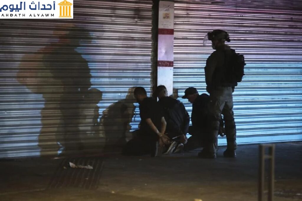 القوات الإسرائيلية تعتقل ثلاثة فلسطينيين في 13 مايو/أيار 2021 خلال اضطرابات في اللد، وهي مدينة يسكنها يهود وفلسطينيون في وسط إسرائيل