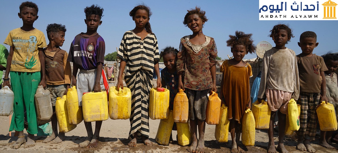 أطفال نازحون في اليمن يتوجهون لجمع الماء في عدن خلال توزيع المياه مرتين في اليوم
