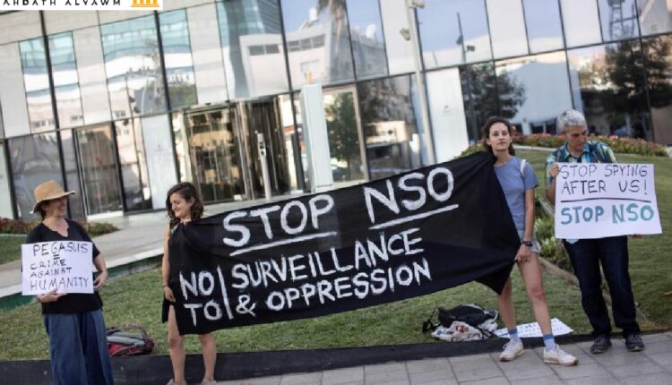 متظاهرون أمام مقر "إن إس أو غروب" قرب تل أبيب، إسرائيل