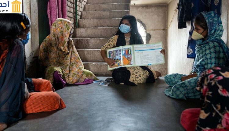 فتيات مراهقات يحضرن جلسة توعية ومناقشة حول صحة المرأة