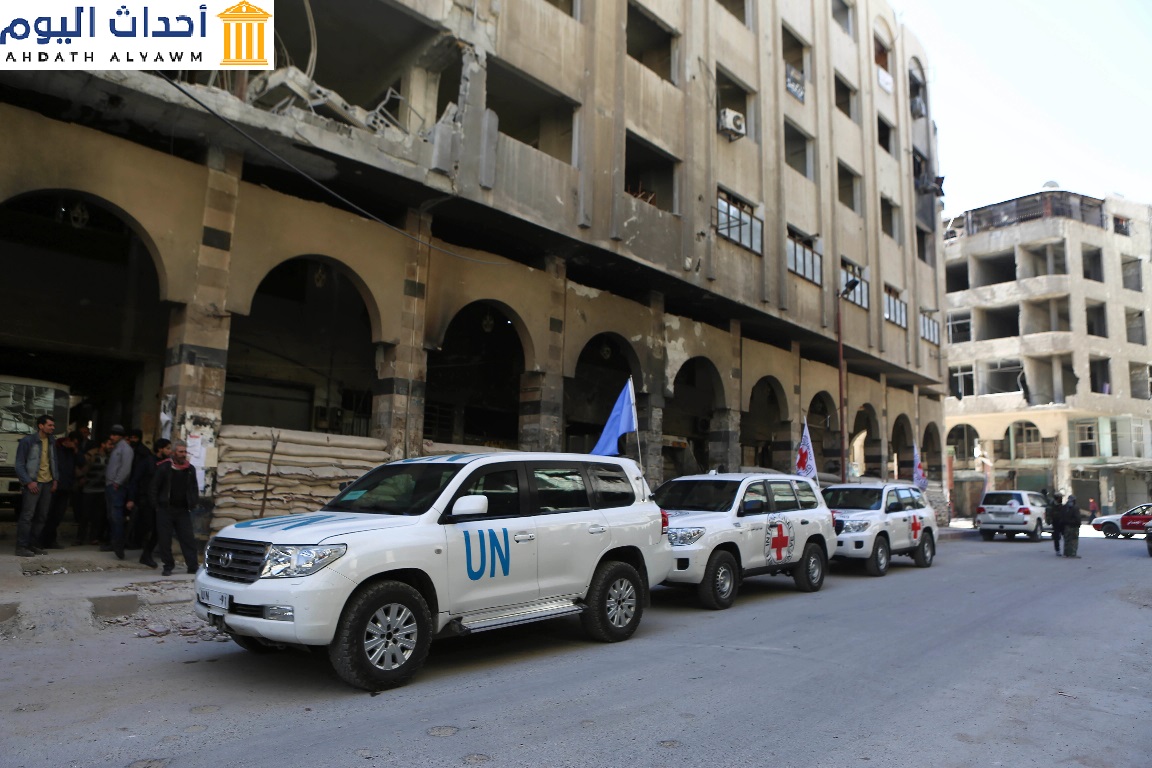سيارات في قافلة مساعدات بعد وصولها إلى مدينة دوما حين كانت تحت سيطرة المعارضة، الغوطة الشرقية، سوريا