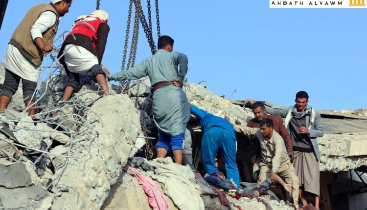 يمنيون يبحثون عن ناجين بعد غارة جوية بقيادة السعودية على سجن في معقل الحوثيين في صعدة في شمال اليمن