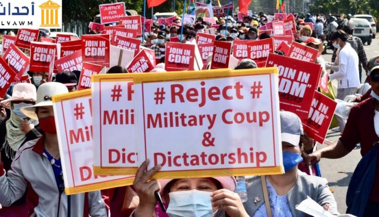 متظاهرون يشاركون في مسيرة ضد الانقلاب العسكري في ميانمار