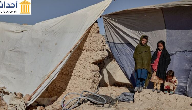 أطفال يأوون فيما تبقى من منزل العائلة في منطقة بولان في هلمند، بأفغانستان