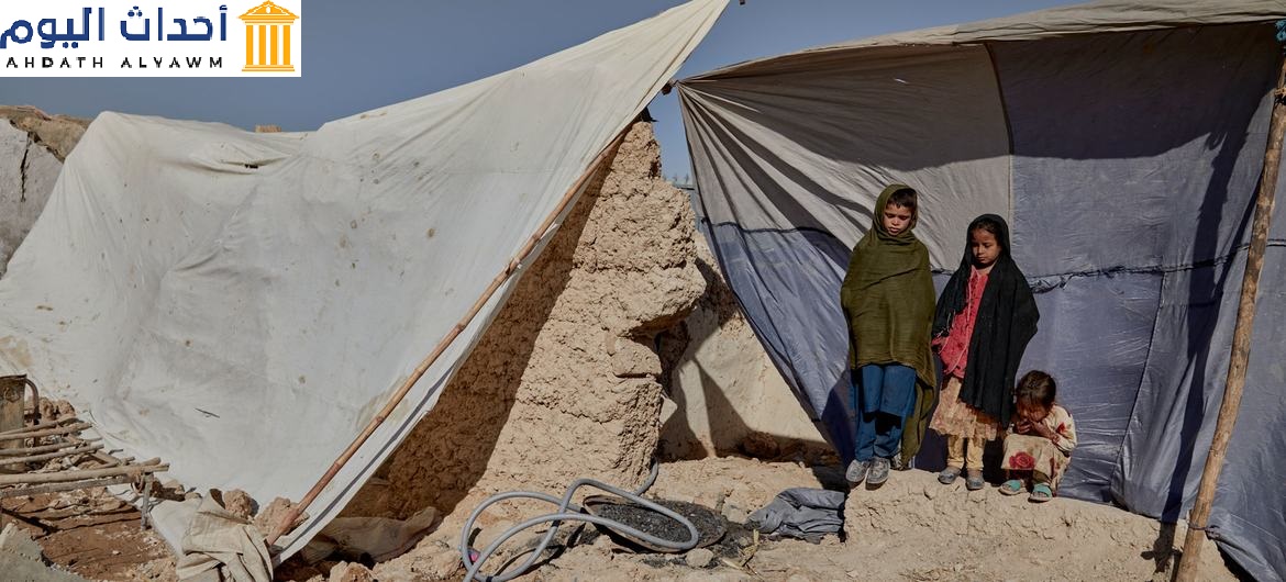 أطفال يأوون فيما تبقى من منزل العائلة في منطقة بولان في هلمند، بأفغانستان