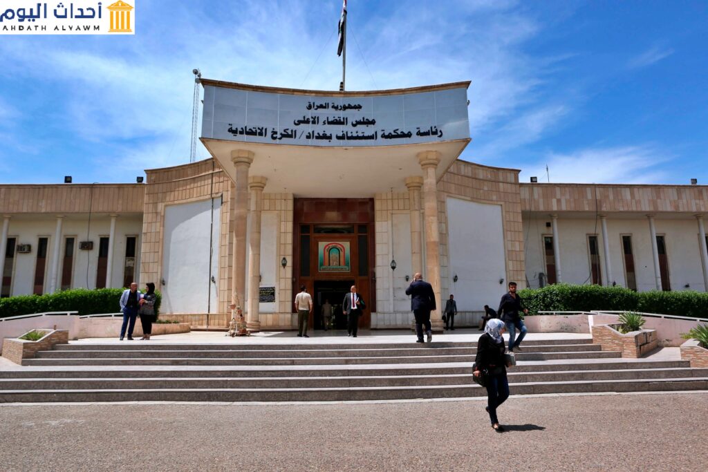 أشخاص يمشون أمام محكمة جنائية في الكرخ، في العاصمة العراقية بغداد