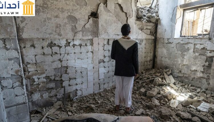 رجل يقف قرب مخلفات صاروخ في مبنى حكومي بمحافظة صعدة