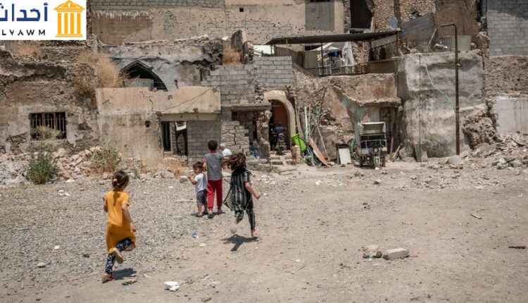 أطفال يلهون في حي دمره الصراع في العراق