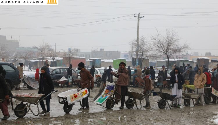 الناس ينتظرون دورهم للحصول على المساعدة الغذائية من برنامج الأغذية العالمي في كابول بأفغانستان