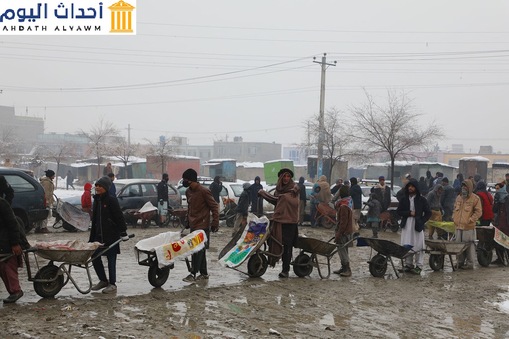 الناس ينتظرون دورهم للحصول على المساعدة الغذائية من برنامج الأغذية العالمي في كابول بأفغانستان