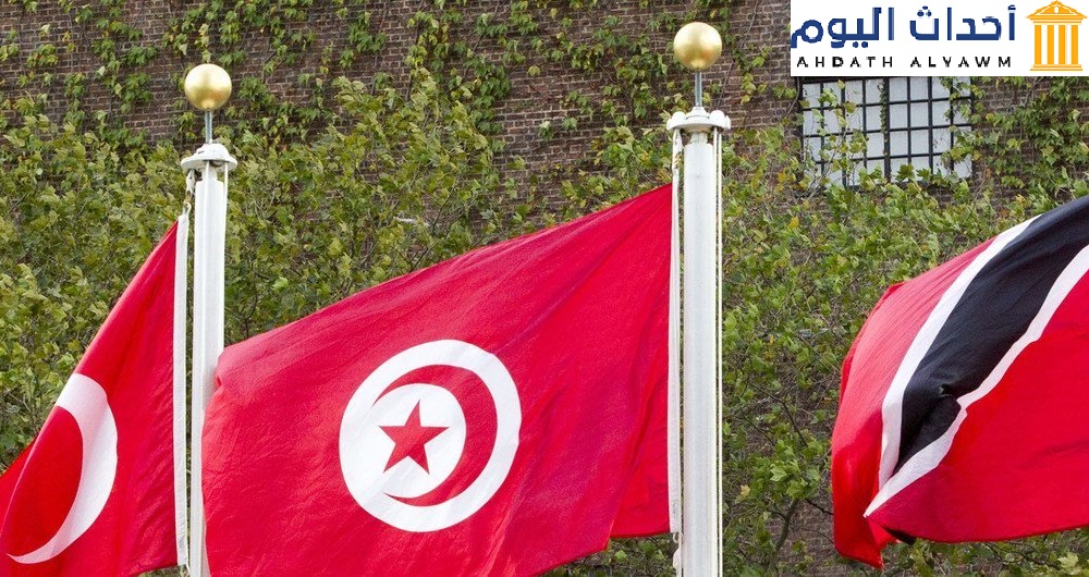 علم تونس (وسط) أمام مقر الأمم المتحدة في نيويورك.