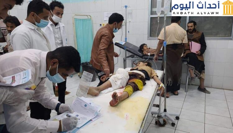 طفل مصاب إثر قصف جماعة الحوثي لحي بمحافظة مأرب في اليمن بصاروخ باليستي. 26 يناير 2022