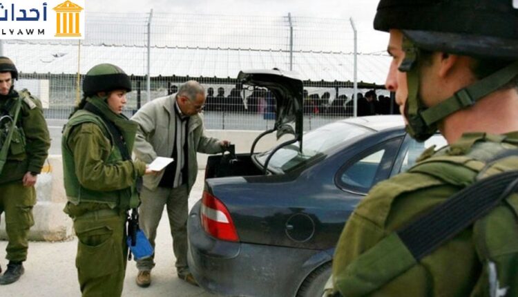 جنود اسرائيليون يفتشون سيارة فلسطينية عند نقطة تفتيش حوراة خارج مدينة نابلس في الضفة الغربية