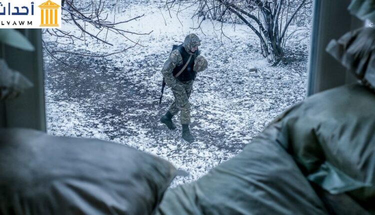 ضابط شرطة مسلح يقوم بدوريات خارج فصل دراسي في دونيتسك أوبلاست، أوكرانيا