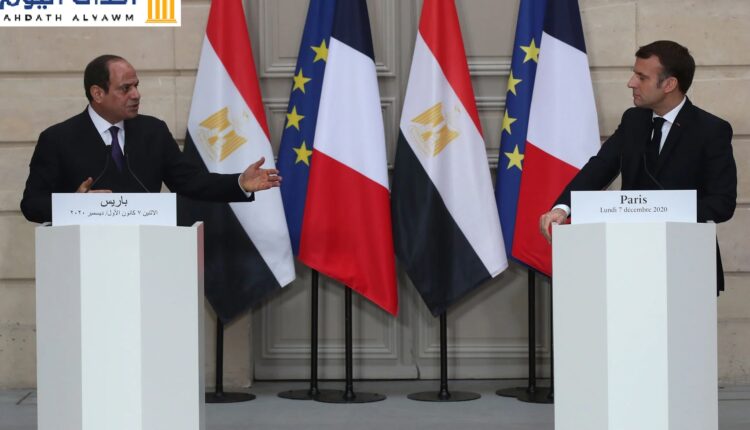 الرئيس الفرنسي إيمانويل ماكرون (يمين) والرئيس المصري عبد الفتاح السيسي (يسار) في مؤتمر صحفي مشترك في قصر الإيليزيه