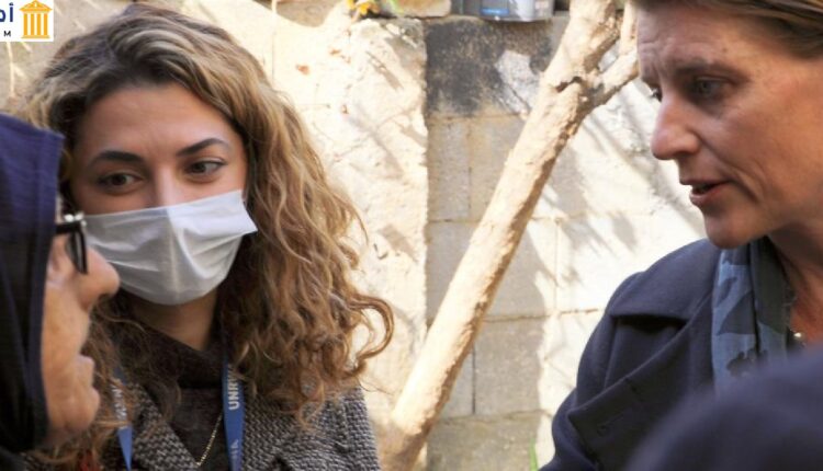 دعم الأونروا للاجئي فلسطين لمنع نزوحهم. مديرة الأونروا في الضفة الغربية جوين لويس تتحدث إلى لاجئة فلسطينية خلال زيارتها للشيخ جراح