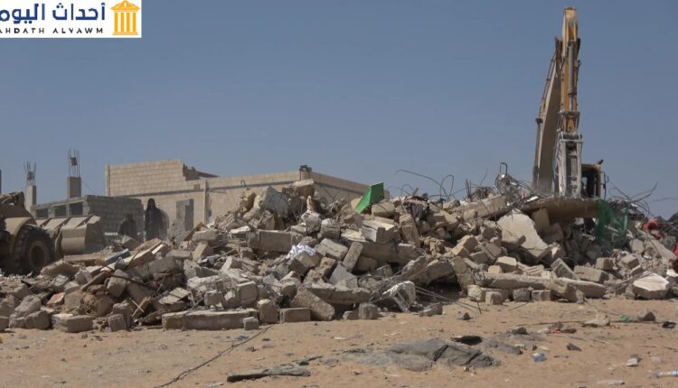 آلية تبحث عن ضحايا تحت الركام، 29 أكتوبر/تشرين الأول 2021. دمر البيت بصاروخ أطلقه الحوثيون في قرية العمود في مديرية الجوبة، محافظة مأرب