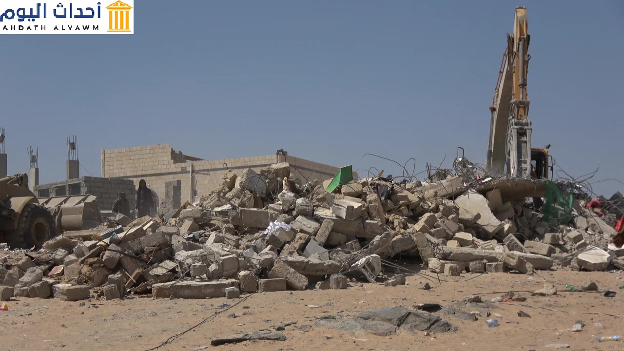 آلية تبحث عن ضحايا تحت الركام، 29 أكتوبر/تشرين الأول 2021. دمر البيت بصاروخ أطلقه الحوثيون في قرية العمود في مديرية الجوبة، محافظة مأرب