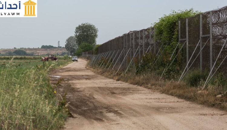يحد سياج من الأسلاك الشائكة طوله 12 كيلومترا، الحدود البرية بين اليونان وتركيا