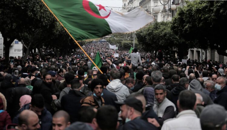جزائريون يتظاهرون في الجزائر العاصمة لإحياء الذكرى السنوية الثانية للحراك