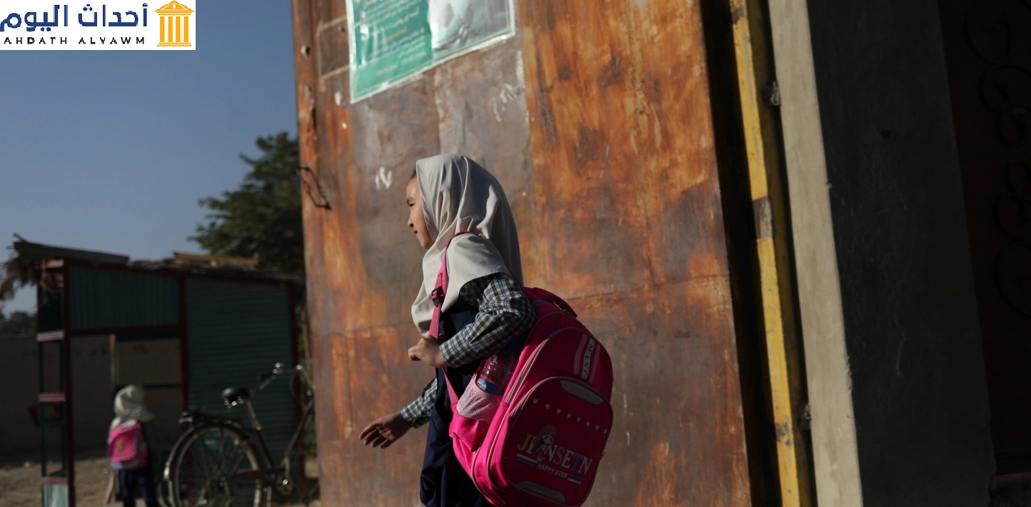 طالبة أفغانية تتوجه لمدرستها في كابول قبل اعلان اغلاق المدارس للفتيات بأمر من حكومة الأمر الواقع التي تمثلها حركة طالبان
