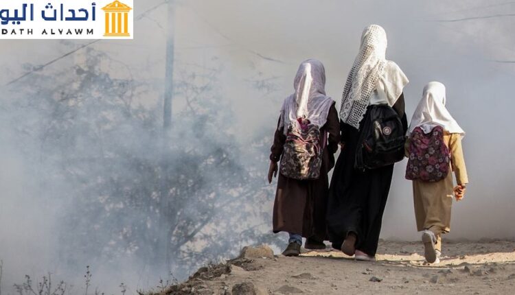 ثلاث شقيقات يسرن باتجاه المدرسة في منطقة قتال في تعز، اليمن