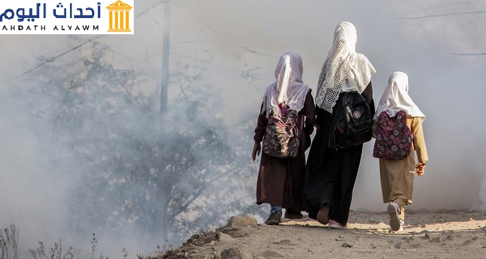 ثلاث شقيقات يسرن باتجاه المدرسة في منطقة قتال في تعز، اليمن