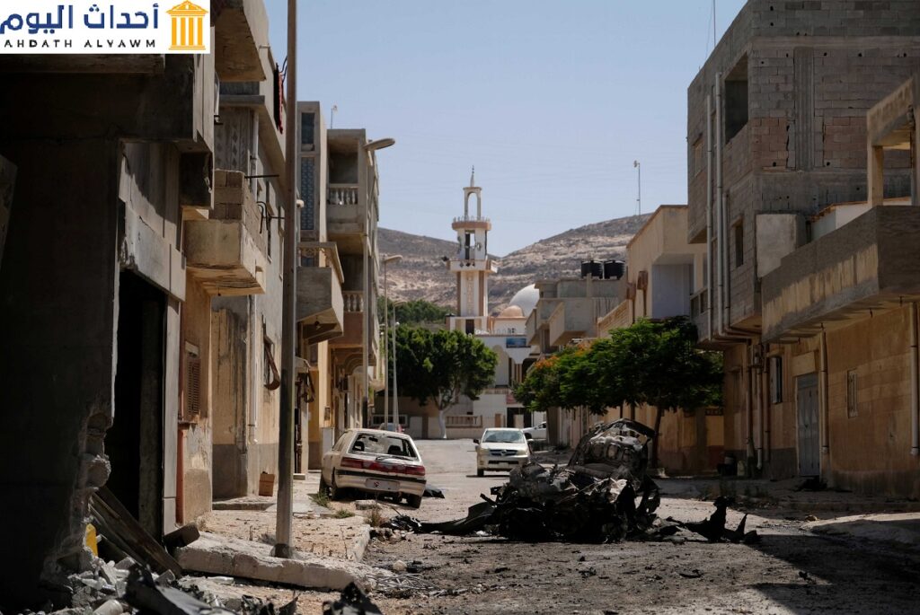 مبانٍ وسيارات مدمرة بعد سيطرة قوات موالية للقائد الليبي خليفة حفتر على المنطقة، في درنة، ليبيا