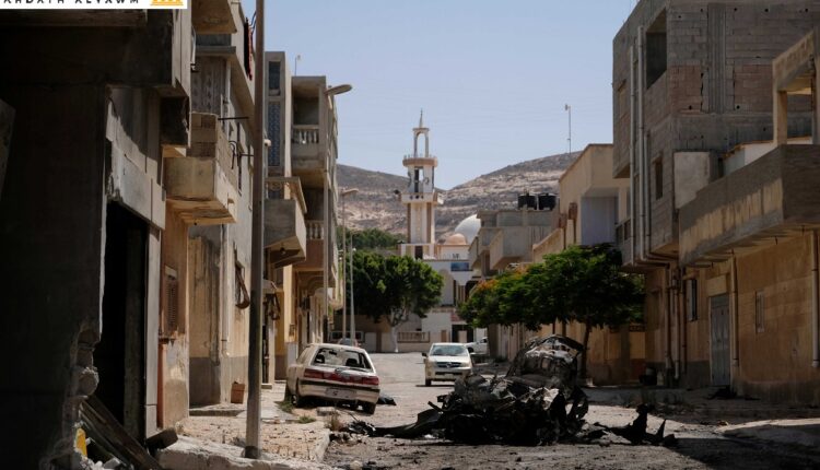 مبانٍ وسيارات مدمرة بعد سيطرة قوات موالية للقائد الليبي خليفة حفتر على المنطقة، في درنة، ليبيا