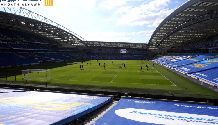 لاعبو فريق "نيوكاسل يونايتد" يستعدون للعب قبل مباراة الدوري الإنغليزي الممتاز في استاد أميكس، في برايتون، المملكة المتحدة