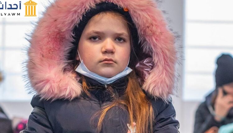 فتاة أوكرانية صغيرة تستريح مع كلبها بعد وصولها إلى ميديكا، بولندا، مع أسرتها