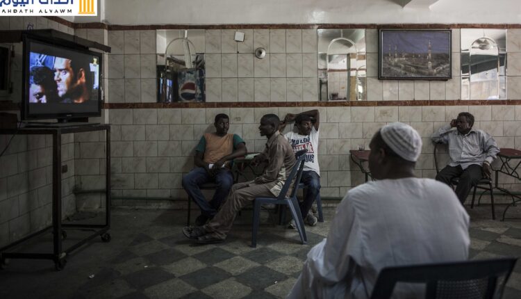 رجال يجلسون في مقهى أغلب رواده من المهاجرين السودانيين، القاهرة، مصر