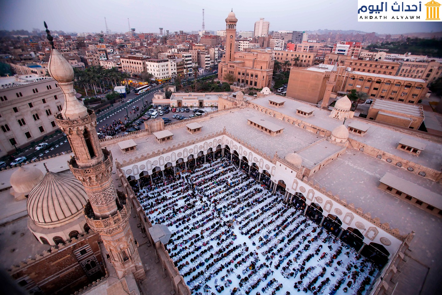 جموع في إفطار في مسجد الأزهر، القاهرة، مصر