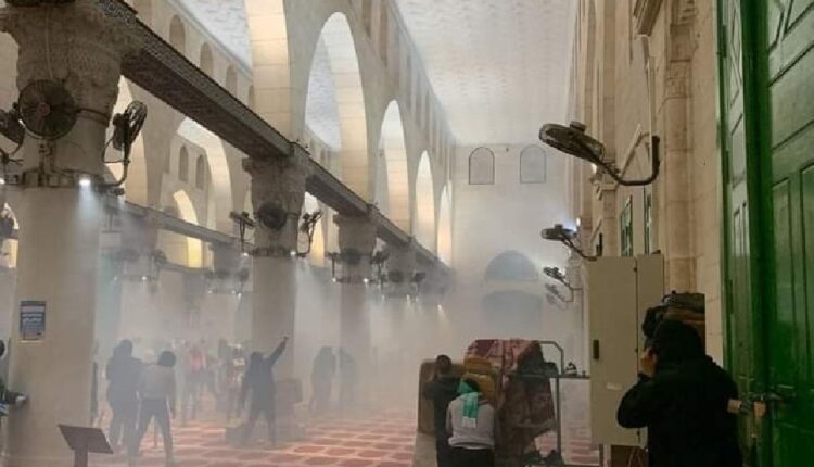 مواجهات داخل المسجد القبلي بالمسجد الأقصى بين قوات الاحتلال الاسرائيلي وشبان فلسطينيين معتكفين داخل المسجد