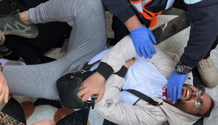رجال الاسعاف يقوموا باسعاف صحفي مصاب في الأراضي الفلسطينية المحتلة