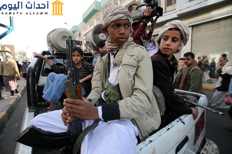 جنود أطفال مع مقاتلين حوثيين يحملون الأسلحة خلال مظاهرة في صنعاء
